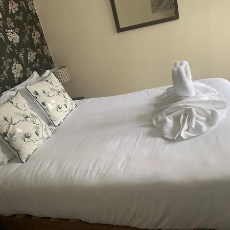 Hotel The Swan @ Stoford Extérieur photo A bed with a duvet