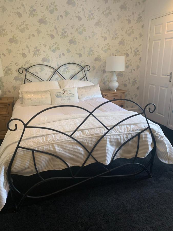 Hotel The Swan @ Stoford Extérieur photo Wrought iron bed