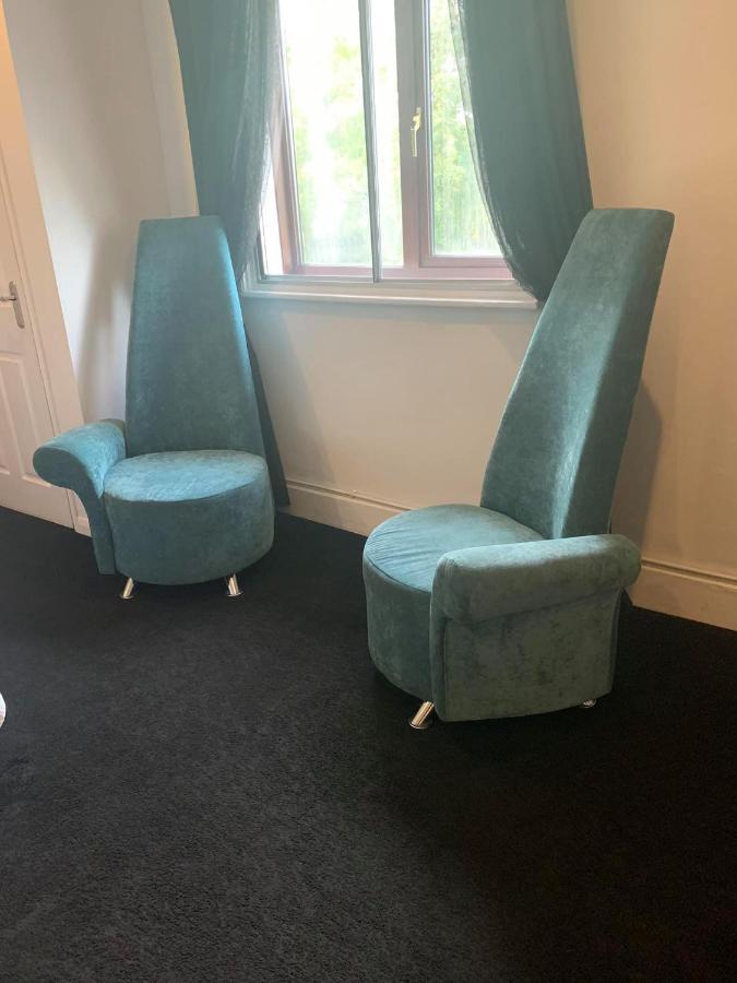 Hotel The Swan @ Stoford Extérieur photo The original chairs at the BBC Television Centre