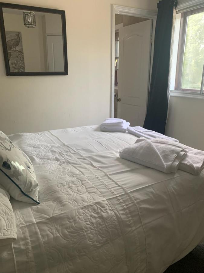 Hotel The Swan @ Stoford Extérieur photo A bed with a duvet