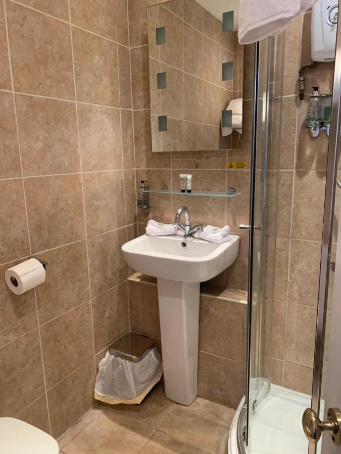 Hotel The Swan @ Stoford Extérieur photo A modern bathroom