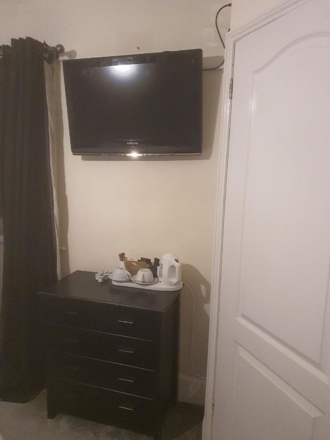 Hotel The Swan @ Stoford Extérieur photo A television in a hotel room