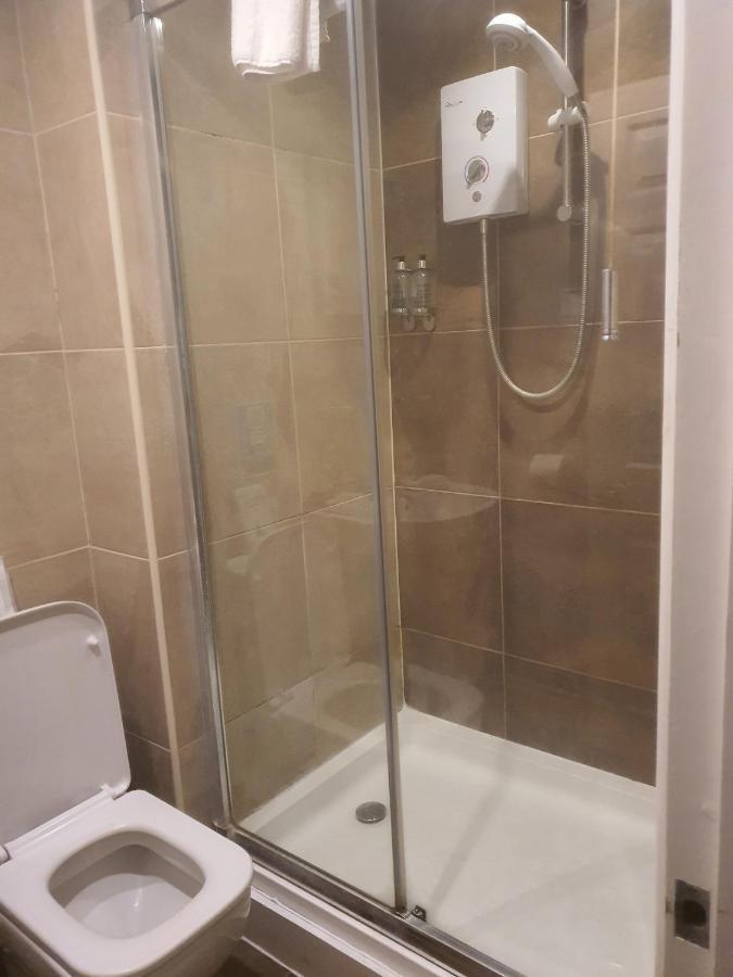 Hotel The Swan @ Stoford Extérieur photo A shower cubicle