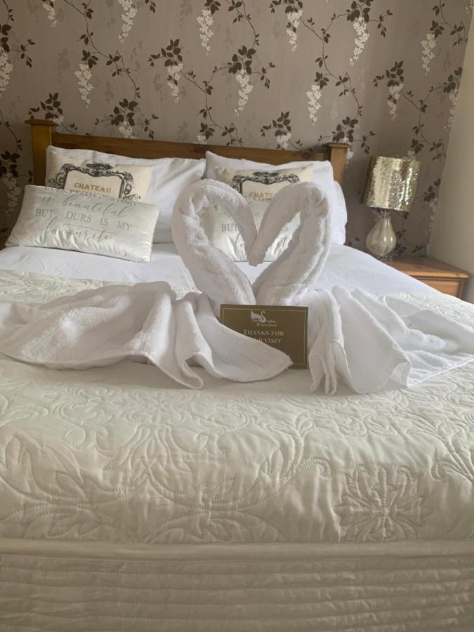Hotel The Swan @ Stoford Extérieur photo A bed at the hotel