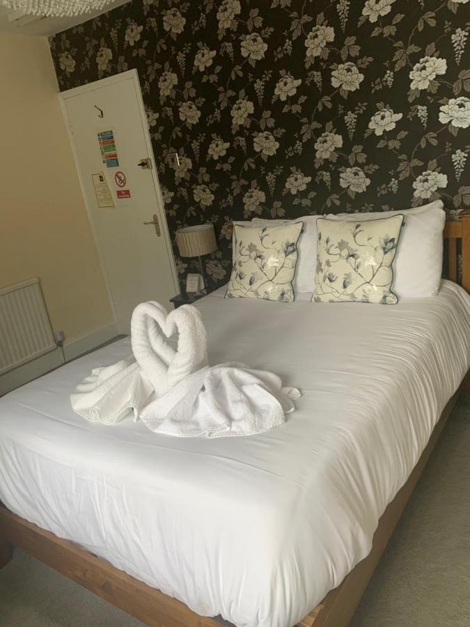 Hotel The Swan @ Stoford Extérieur photo A bed with a towel swan