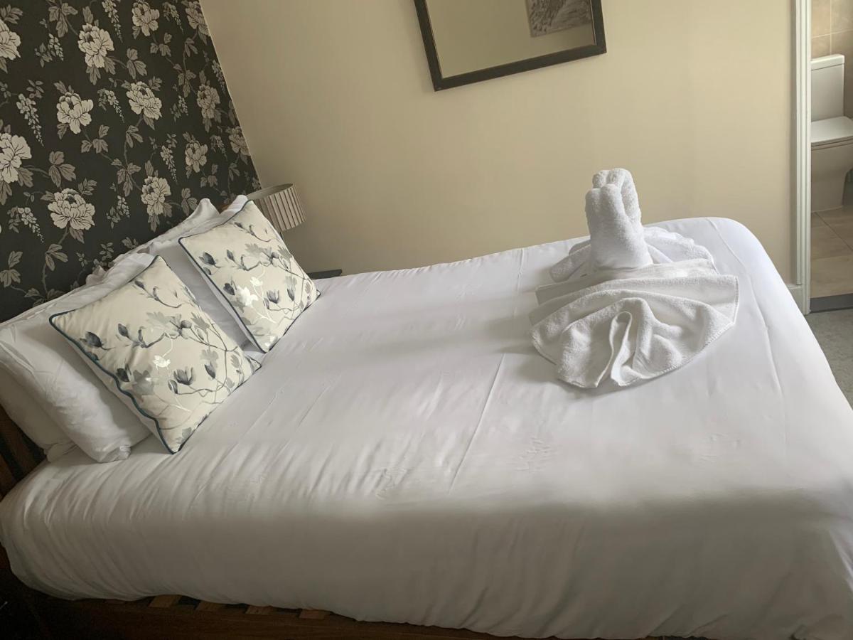 Hotel The Swan @ Stoford Extérieur photo A bed with a duvet