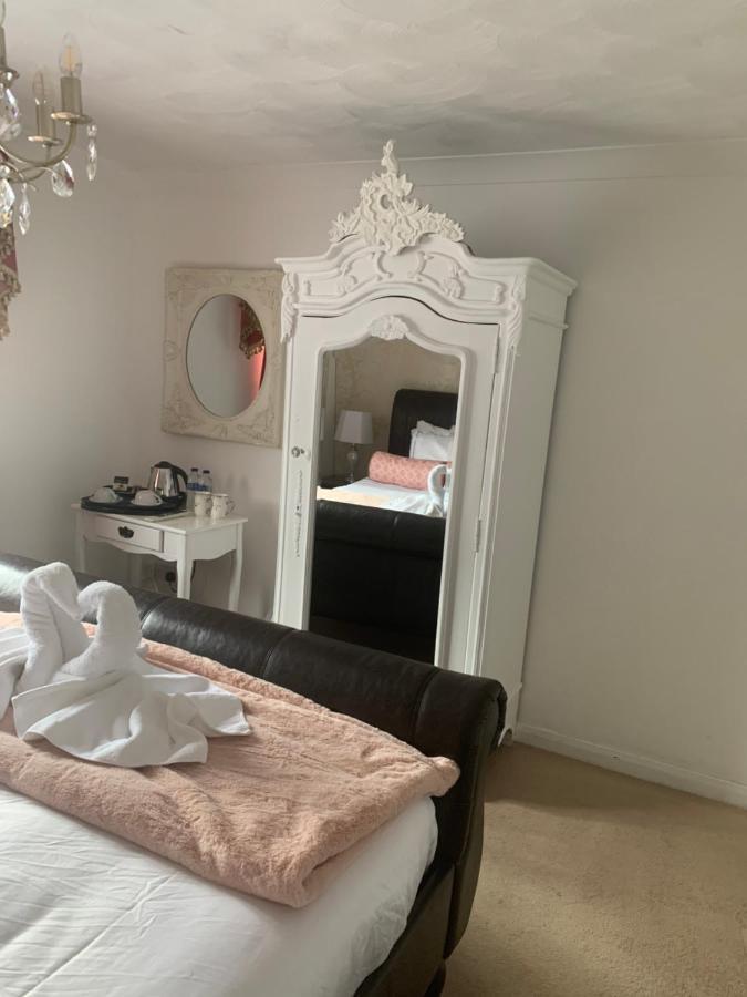 Hotel The Swan @ Stoford Extérieur photo A mirrored armoire