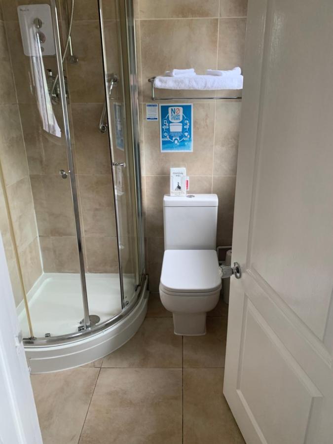 Hotel The Swan @ Stoford Extérieur photo A shower cubicle
